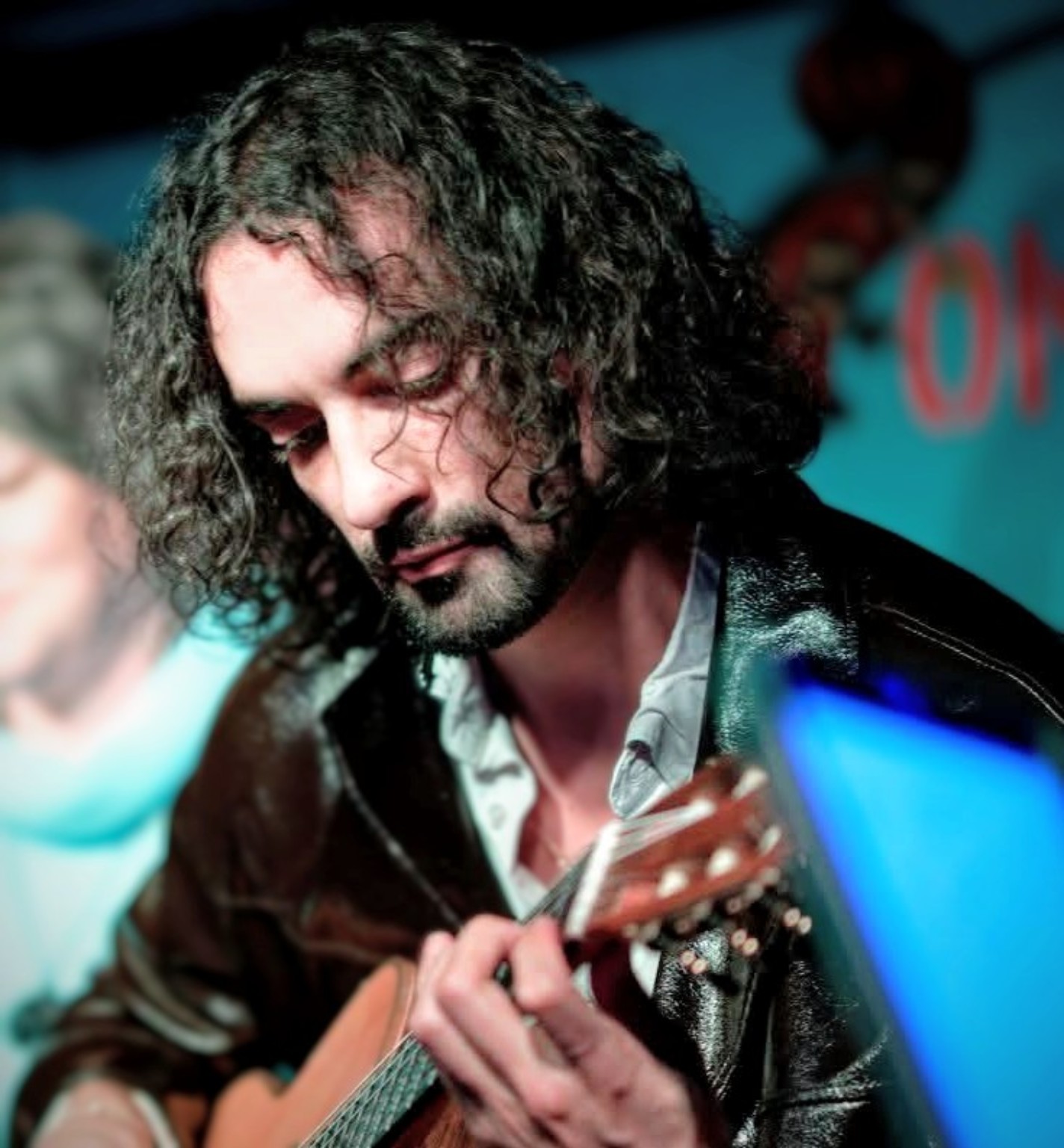 Erik Kováč hrá na gitare